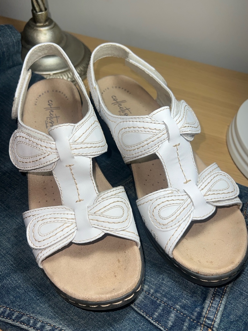 Clarks Collection Lexi Walnut White Leather Sandals size US 8